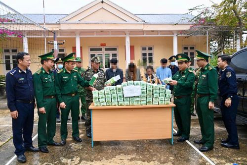 Bắt vụ vận chuyển 70kg ma túy tổng hợp từ Lào về Việt Nam
