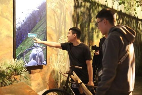 Ngày đầu mở cửa trở lại, Bảo tàng Lịch sử Quân sự Việt Nam tiếp tục thu hút đông đảo khách tham quan