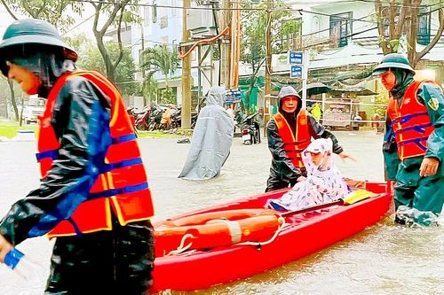 Miền Trung tiếp tục mưa lớn, nhiều nơi ngập nặng