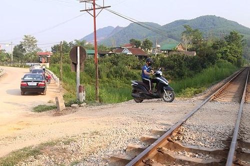 Băng qua đường sắt, người đàn ông bị tàu hỏa tông tử vong