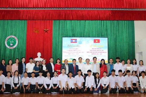 Trường nội trú ở Nghệ An tiếp tục nhận lưu học sinh Lào sang học tập