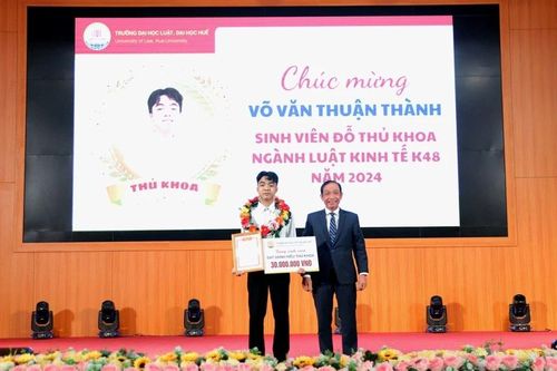 Trường ĐH Luật, Đại học Huế khen thưởng thủ khoa, á khoa và sinh viên