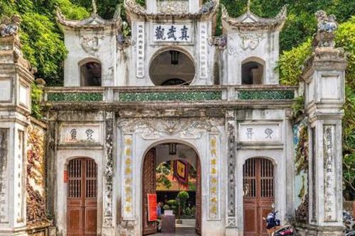 Tạm dừng đón khách tham quan đền Quán Thánh để phục vụ trùng tu