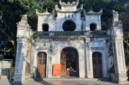 Đền Quán Thánh tạm dừng đón khách tham quan