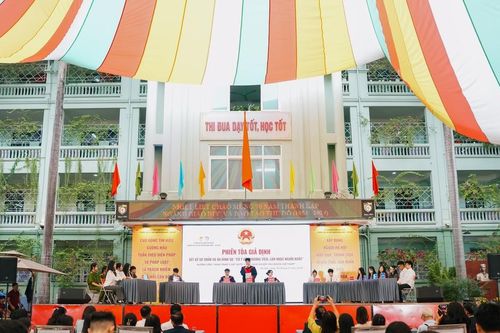 Học sinh Hà Nội hào hứng hưởng ứng ngày Pháp luật Việt Nam
