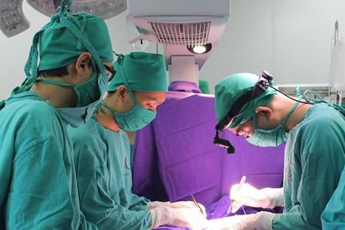 Trẻ 22 tháng tuổi thủng ruột do nuốt hạt táo đỏ