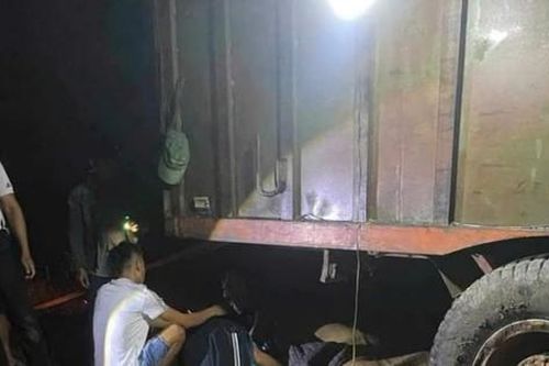 Hai người tử vong khi trú mưa dưới gầm xe máy cày