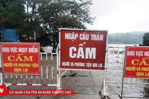 Mưa lớn gây ngập cầu, chính quyền cấm người và phương tiện qua lại