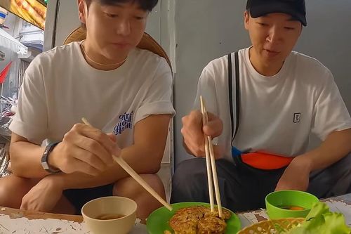 Khách Hàn Quốc thử món 'nhìn là sợ' ở Hà Nội, ăn rồi lại gắp không ngừng