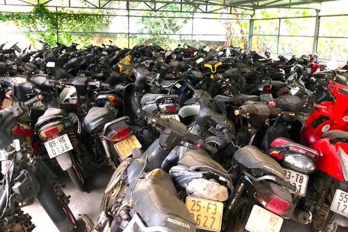 Hàng trăm xe máy bị 'bỏ quên' tại trụ sở công an huyện