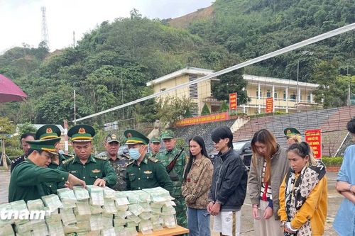 Hải quan Nghệ An bắt giữ 5 đối tượng nước ngoài vận chuyển 70kg chất ma túy