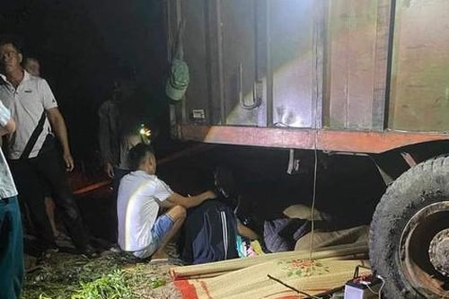 6 người trú mưa dưới gầm rơ-moóc máy cày, 2 người bị cán tử vong