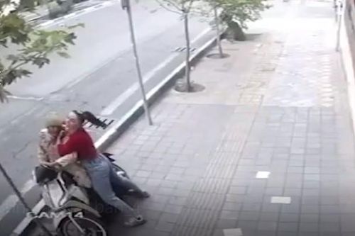 Bị sàm sỡ, cô gái kẹp cổ tên biến thái rồi tung cú đấm cảnh cáo