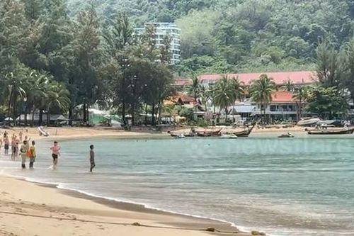 Đang tắm biển, du khách 'khiếp vía' khi phát hiện thứ này