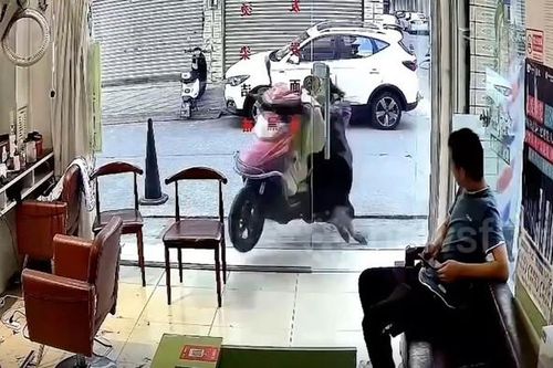 Đang dắt xe, người phụ nữ đâm vỡ cửa kính tiệm cắt tóc