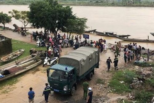 Chồng bất lực khi vợ bất ngờ nhảy cầu Đại Lộc xuống sông Thạch Hãn
