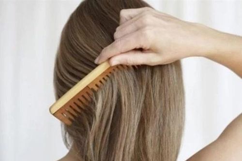 Giải thích về nghi lễ cô dâu và chú rể bắt buộc phải chải tóc khi tổ chức đám cưới