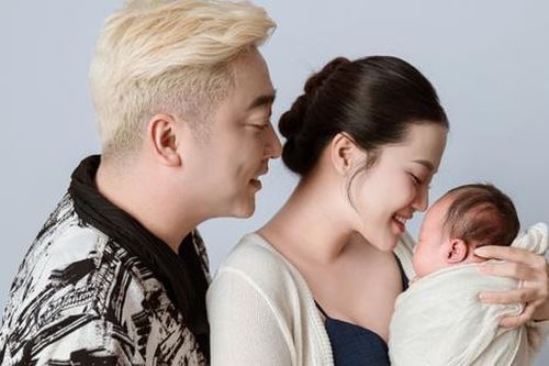 Nam ca sĩ 'Thu cuối' mừng đầy tháng con trai