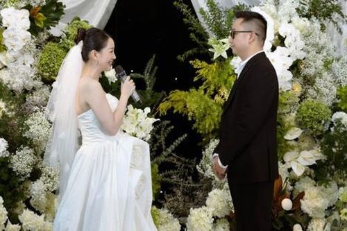 Nữ MC khoe bụng bầu vượt mặt sau 1 tuần đám cưới