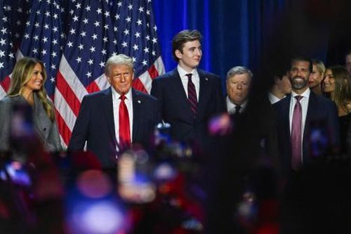 Gia đình ông Donald Trump xuất hiện sau bầu cử, cậu con trai tiếp tục 'gây sốt'
