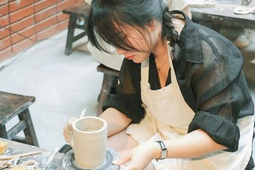 Giới trẻ ở TPHCM háo hức trải nghiệm làm gốm thủ công