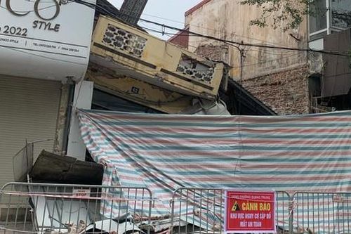Cận cảnh ngôi nhà 3 tầng bị đổ sập trong đêm ở Hà Nội