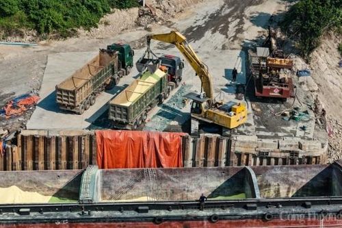 Cận cảnh bốc xếp lưu huỳnh lộ thiên nguy cơ gây ô nhiễm môi trường ở Vĩnh Phúc