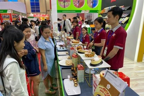 Hà Nội: Người dân thích thú nếm hương vị quốc tế tại Triển lãm thực phẩm lớn nhất Việt Nam