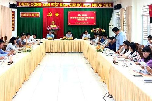Tiểu ban Văn kiện Đại hội Đảng bộ huyện An Phú thảo luận dự thảo báo cáo chính trị