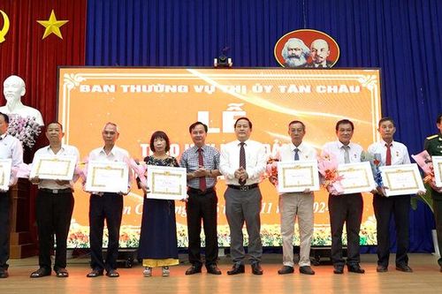 Tân Châu trao Huy hiệu Đảng cho các đồng chí cao niên tuổi Đảng