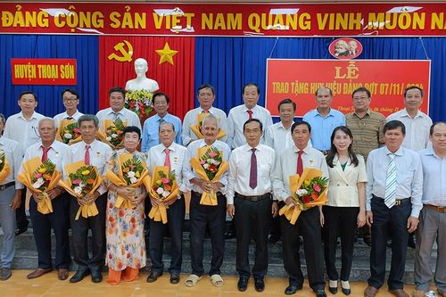 Huyện ủy Thoại Sơn trao Huy hiệu Đảng đợt 7/11