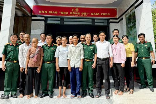Trao nhà Đồng đội cho công nhân khó khăn về nhà ở