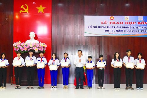 Trao học bổng xổ số kiến thiết tại TX. Tịnh Biên