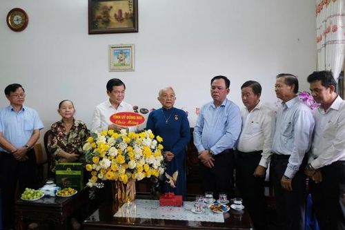 Tỉnh ủy Đồng Nai chúc mừng nguyên Bí thư Tỉnh ủy Trần Thị Minh Hoàng nhận Huy hiệu 60 năm tuổi Đảng