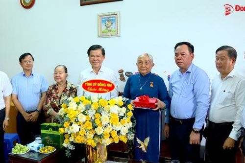 Bí thư Tỉnh ủy Nguyễn Hồng Lĩnh chúc mừng đồng chí Trần Thị Minh Hoàng nhận Huy hiệu 60 năm tuổi Đảng