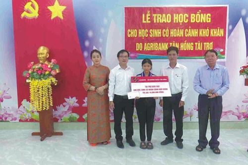 Trao tặng học bổng cho học sinh nghèo vượt khó học giỏi