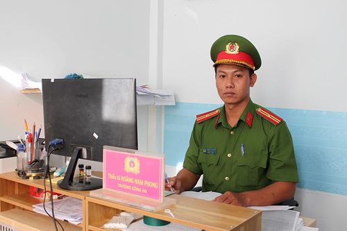 Thiếu tá Hoàng Nam Phong học tập và làm theo Bác bằng những việc làm thiết thực