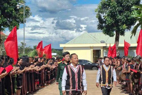 Chỉ huy trưởng Bộ Chỉ huy Quân sự tỉnh dự Ngày hội Đại đoàn kết toàn dân tộc tại xã Ia Kla