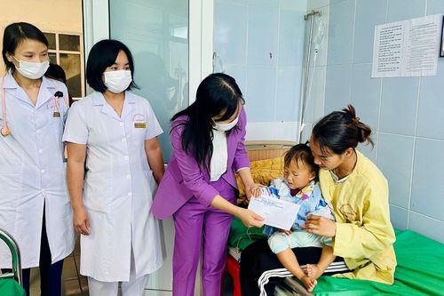 Tặng 20 suất quà cho bệnh nhân nhi nghi ngộ độc thuốc diệt chuột