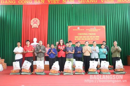 Hội Chữ thập đỏ tỉnh phối hợp với Vietcombank Nam Bắc Ninh tặng 40 suất quà cho người dân bị thiệt hại do bão số 3 tại xã Quảng Lạc, thành phố Lạng Sơn
