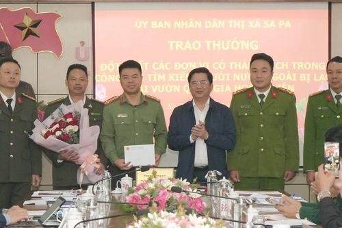 Trao thưởng đột xuất các đơn vị tham gia tìm kiếm người nước ngoài bị lạc tại Vườn Quốc gia Hoàng Liên