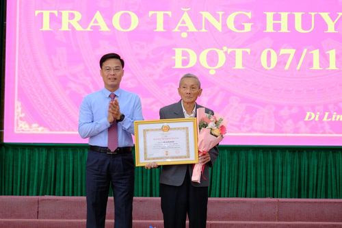 Di Linh: Trao Huy hiệu Đảng đợt 7/11 cho 35 đảng viên