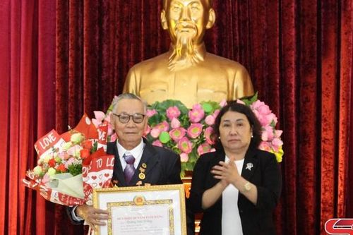 Đồng chí Phó Chủ tịch Thường trực UBND tỉnh trao Huy hiệu Đảng tại huyện Sông Mã