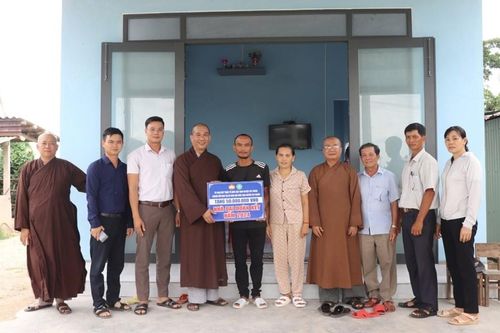 Bình Định: Ban Trị sự Phật giáo H.Tuy Phước bàn giao nhà Đại đoàn kết đến gia đình nghèo