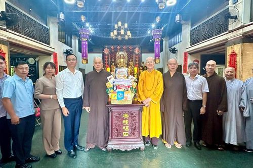 Lãnh đạo Quận ủy Q.5 chúc mừng Ban Trị sự quận nhân kỷ niệm 43 năm ngày thành lập GHPGVN