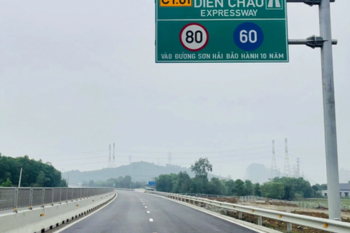 Loại bỏ dòng chữ 'Tập đoàn Sơn Hải bảo hành 10 năm' trên các biển báo cao tốc