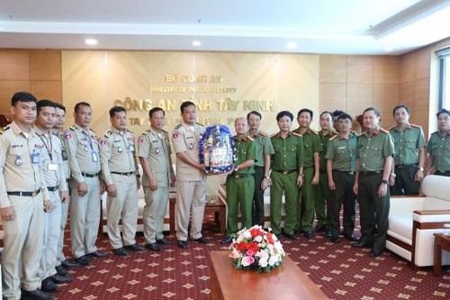 Công an Campuchia cảm ơn Công an Tây Ninh kịp thời chữa cháy casino 7 tầng