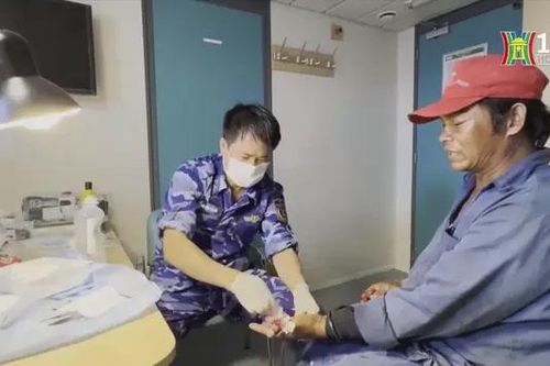 Cảnh sát biển vùng 3 cứu nạn ngư dân trên biển