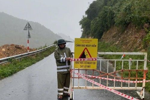 Đà Nẵng ngập sâu, lực lượng chức năng tất bật giúp dân sơ tán