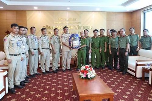 Cảnh sát Campuchia cảm ơn Công an tỉnh Tây Ninh giúp chữa cháy casino